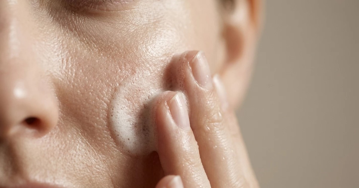 First create foam, then apply to the face First create foam, then apply to the face